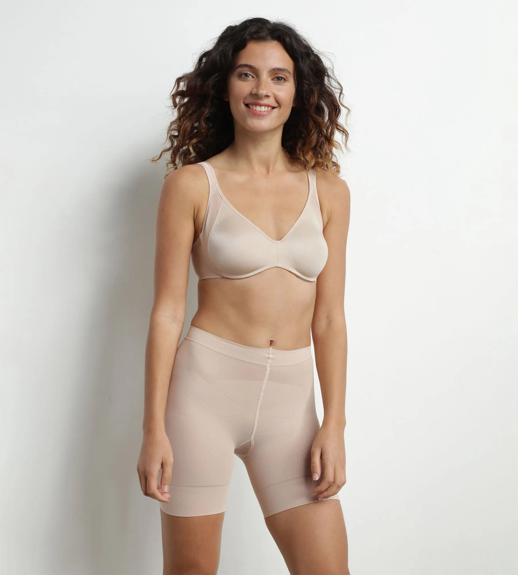 Generous Minimizer bra in barely beige