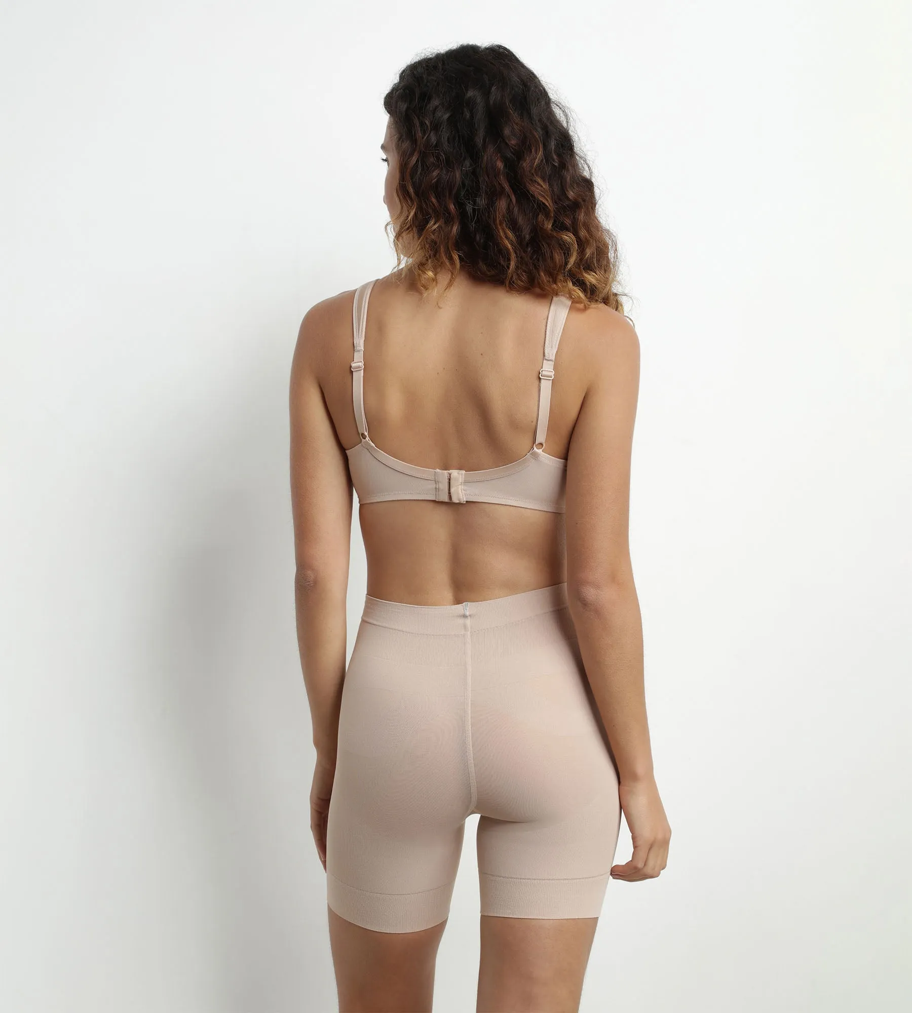 Generous Minimizer bra in barely beige
